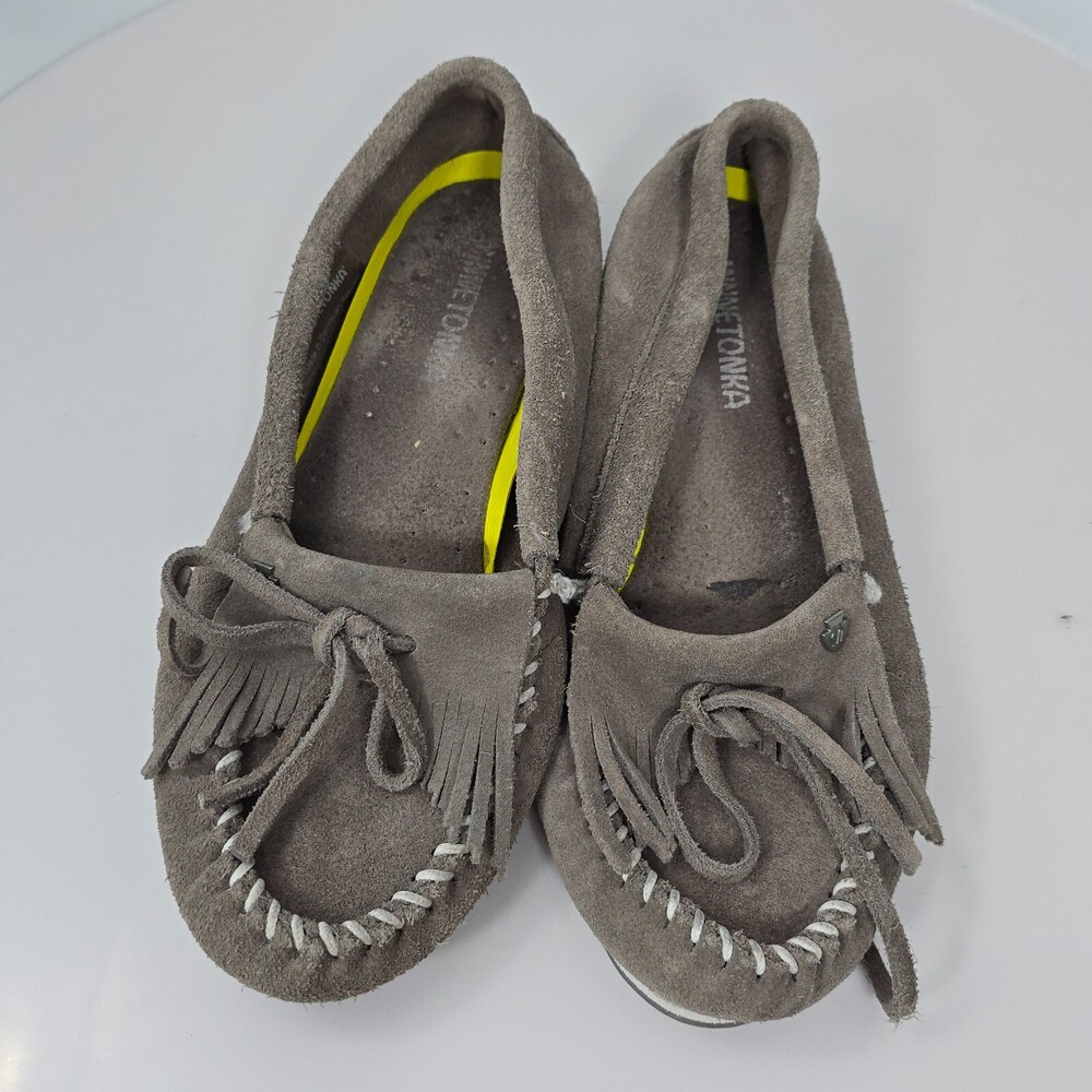 Minnetonka 4301 Kilty Plus Women 6.5 Moccasins Gray Suede/White Stitching Flats